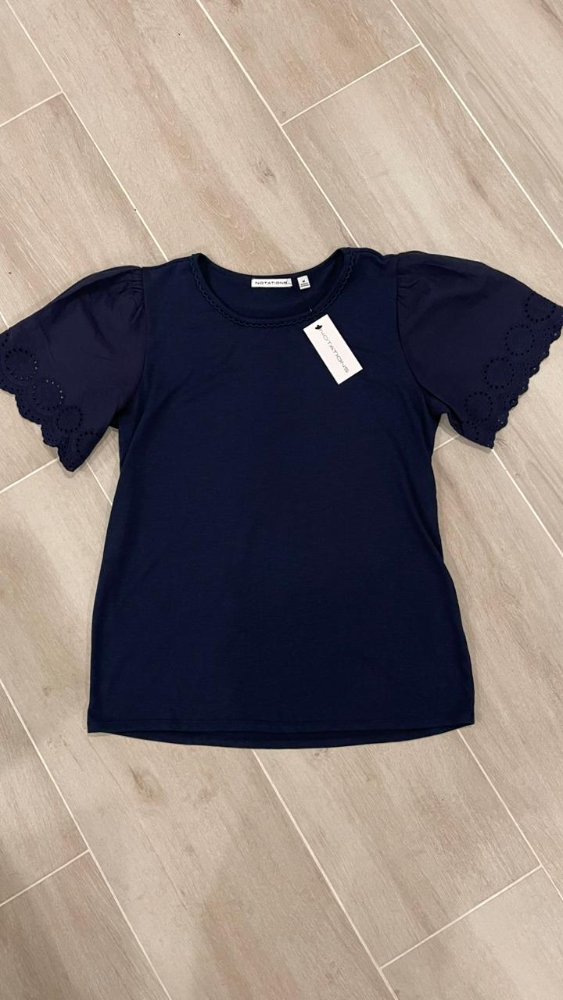 Blusa Azul marino detalle bordado en mangas NOTATIONS TM