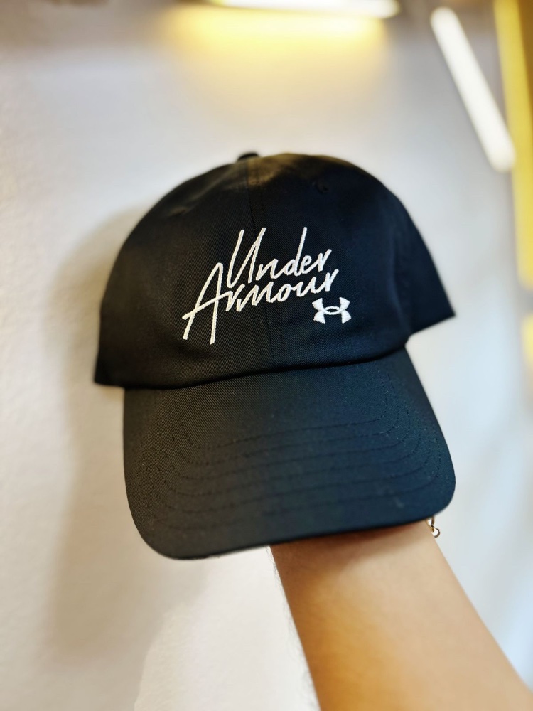 Gorra Negra letras bordadas blancas UNDER ARMOUR