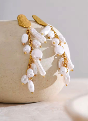 Arito boton dorado con perlas colgando