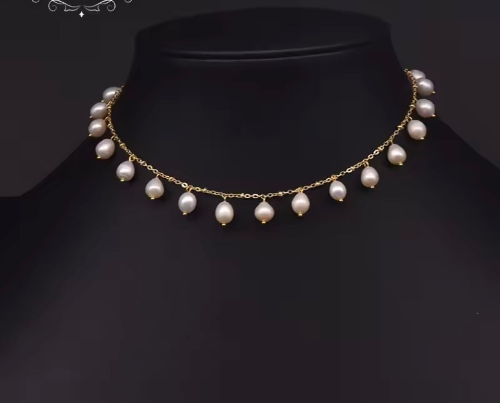 Collar dorado perlas colgando