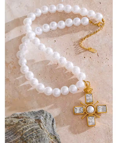 Collar de perlas blancas cruz de zirconias