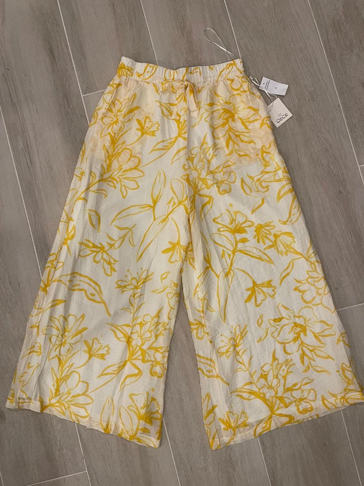 Pantaloneta pierna ancha amarilla floreada CECE TSML