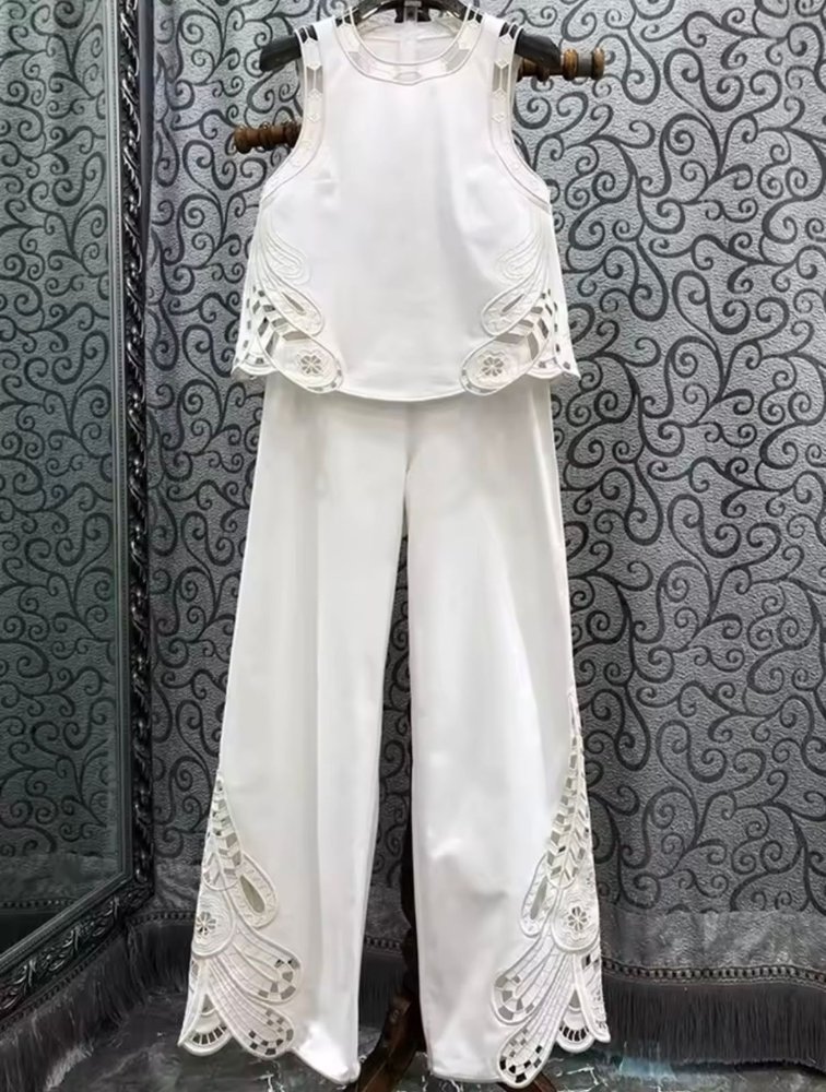 Conjunto de top sin mangas y pantaloneta blanca detalle bordado
