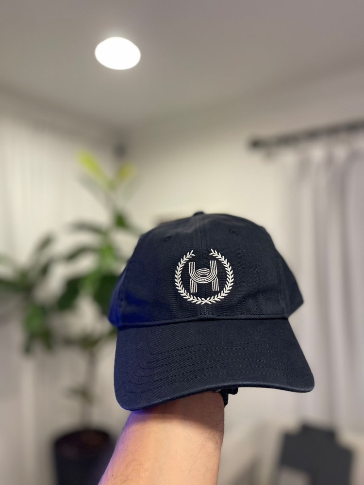 Gorra de tela UNDER ARMOUR detalle bordado