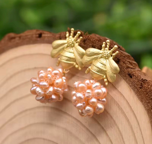Pendiente de abeja con bola de varias perlas