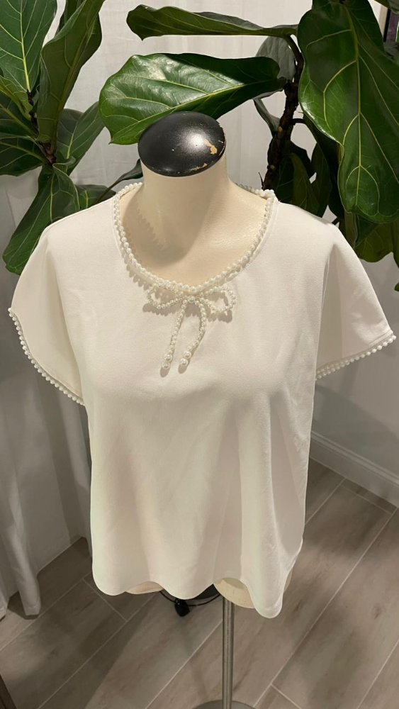 Blusa blanca detalle de perlas con chongo en cuello CUPIO BLUSH TL