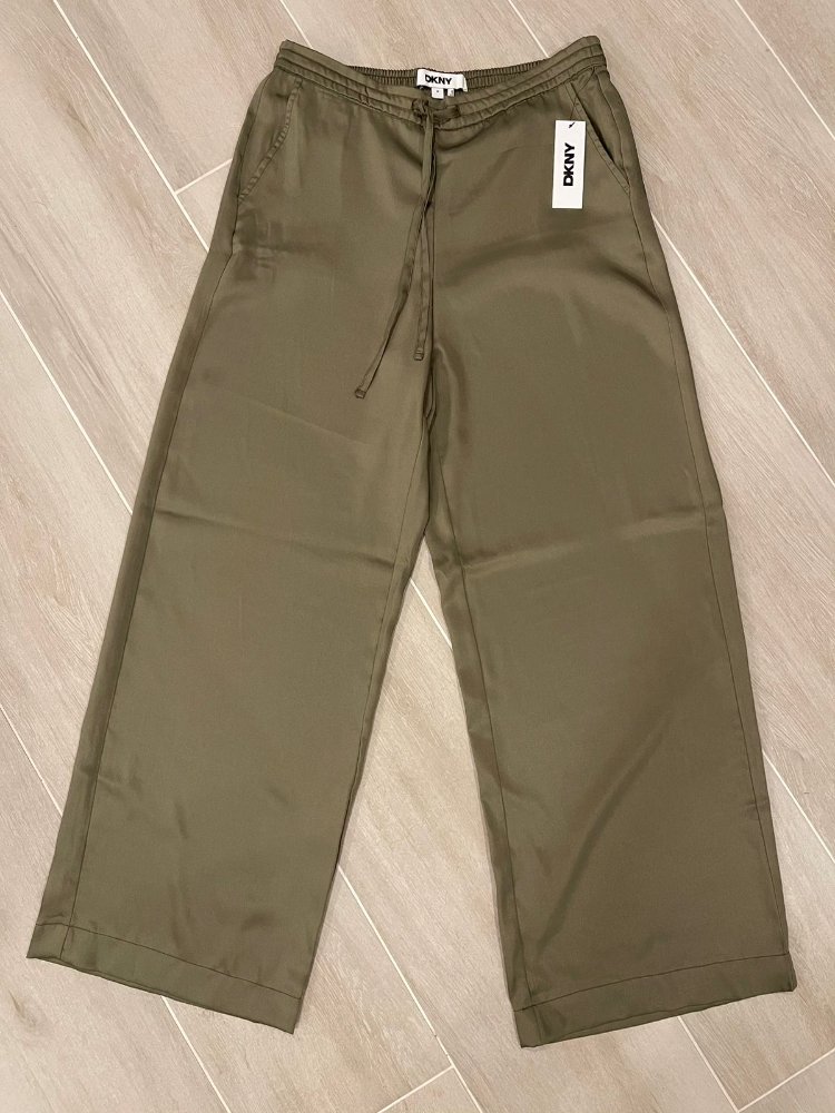 Pantaloneta pierna ancha saten DKNY 2 colores negro TL verde olivo TML