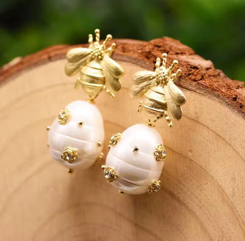 Pediente de abeja con perla grande y detalles dorados en perla
