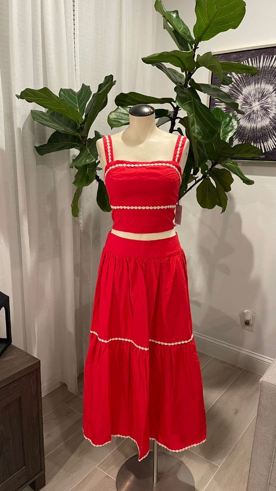 Conjunto de 2 piezas top y falda roja detalle tranza beige