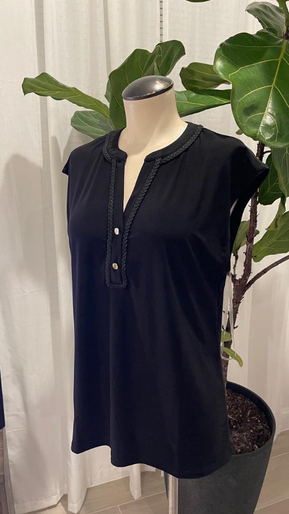 Blusa negra detalle trenza en pecho ANNE KLEIN TM
