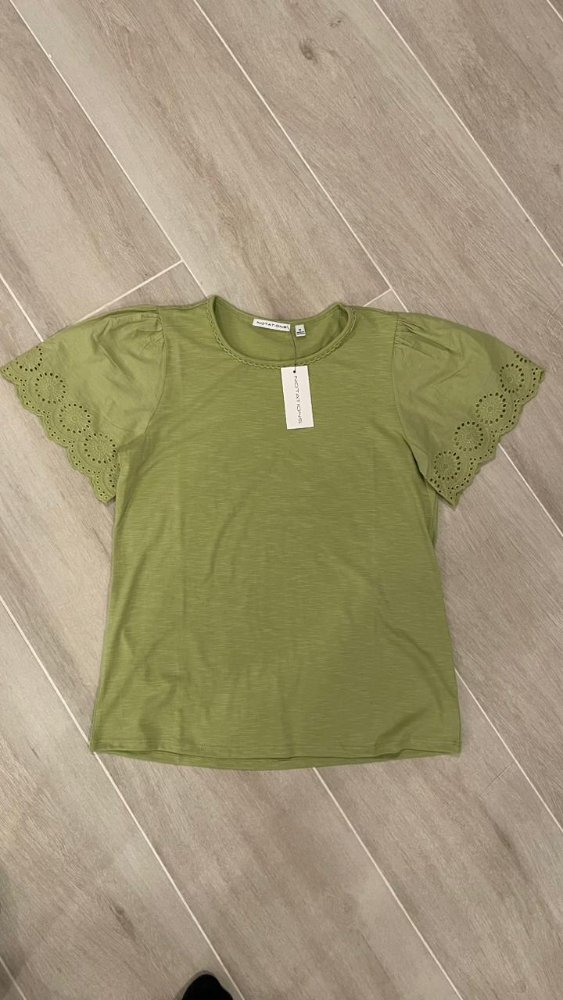 Blusa verde manzana detalle bordado en mangas NOTATIONS TML