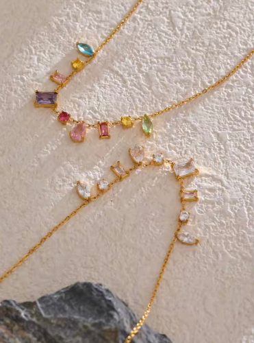 Collar con zirconias blancas y de colores