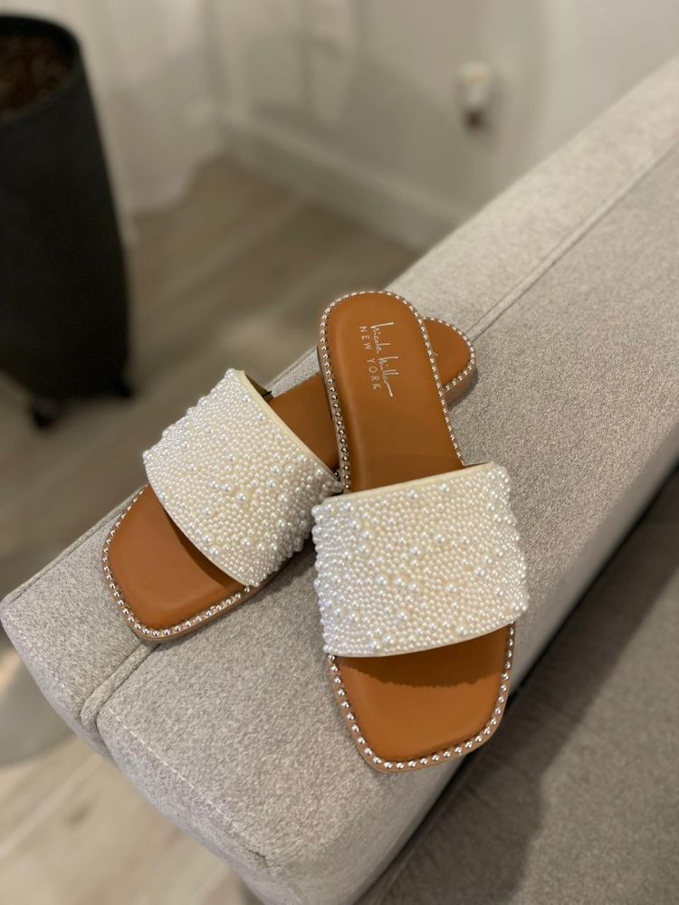 Sandalia blanca detalle de perlas NICOLLE MILLER