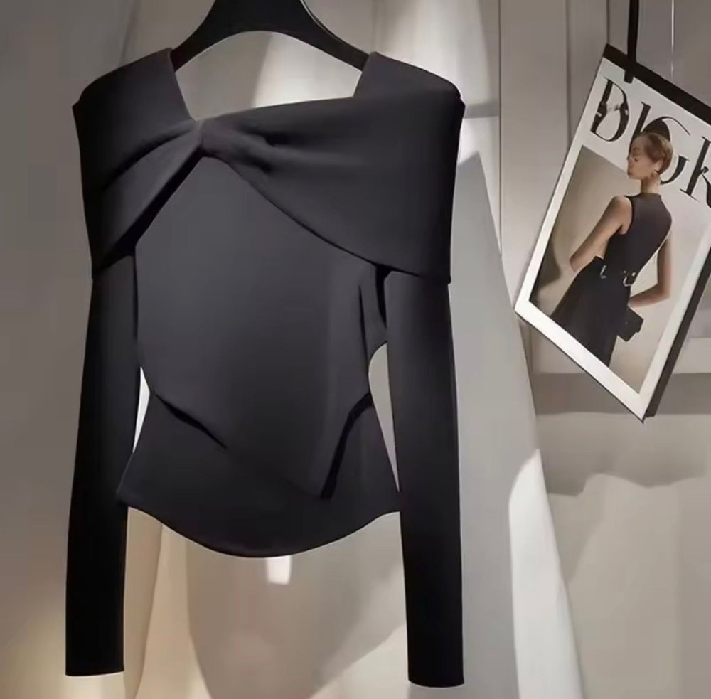 Blusa manga larga negra detalle de hombros cubiertos