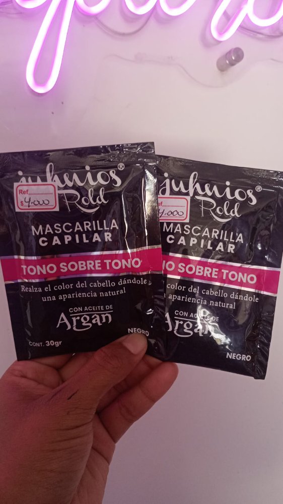 MASCARILLA NEGRO TONO SOBRE TONO