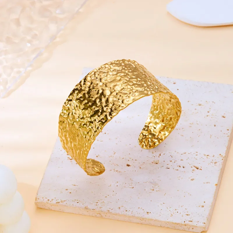 Brazalete dorado con textura