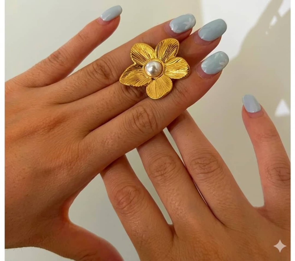 Anillo de flor con perla
