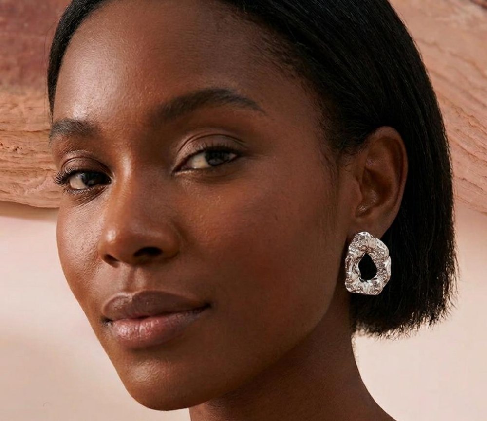 Aretes forma corrugada plateado