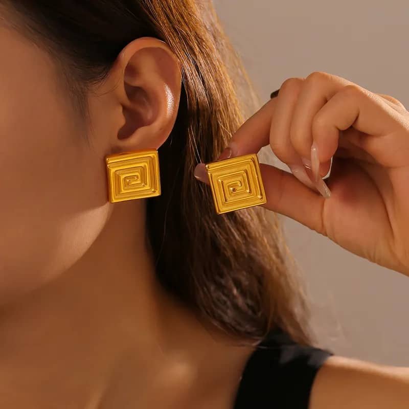 Arete cuadrado en espiral dorado
