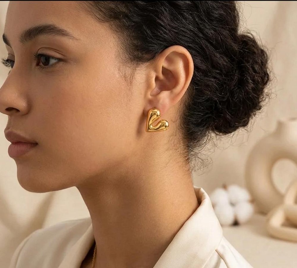 Arete de corazon pequeño dorado