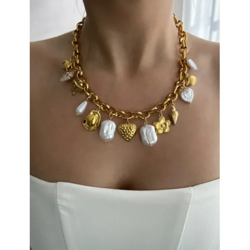 Collar con multiples dijes.