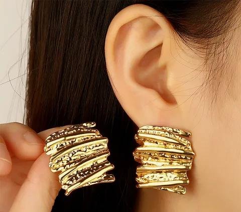 Aretes cuadrados corrugados dorado