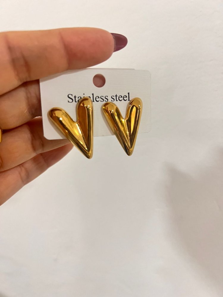 Aretes de corazon alargado dorado