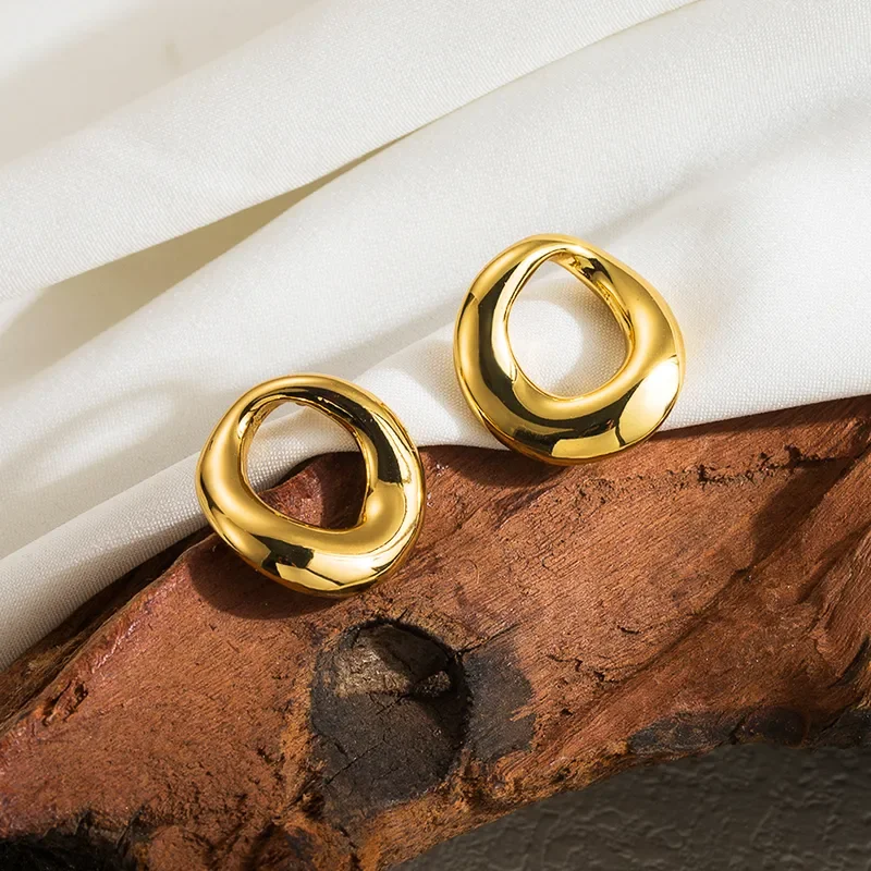 Aretes en forma redonda dorado