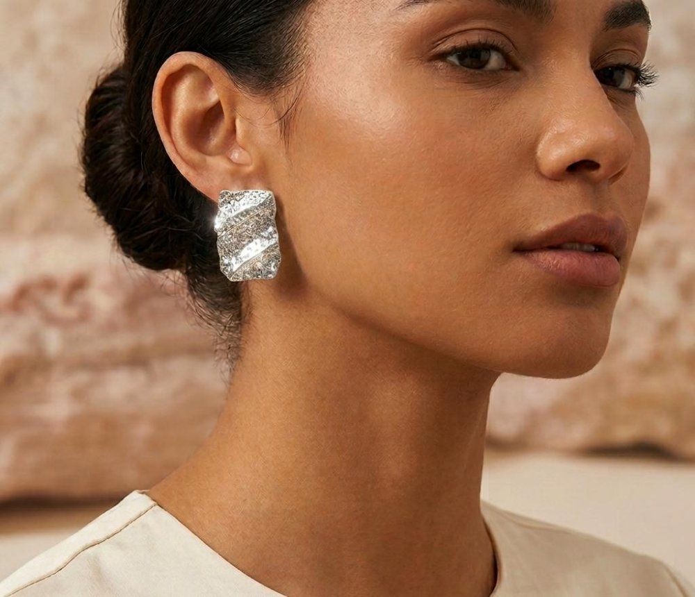 Aretes rectangular textura corrugada plateados