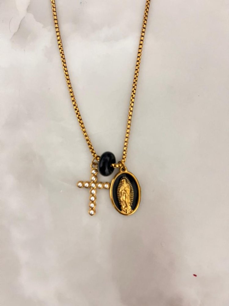 Collar con dijes de cruz y la virgen guadalupe