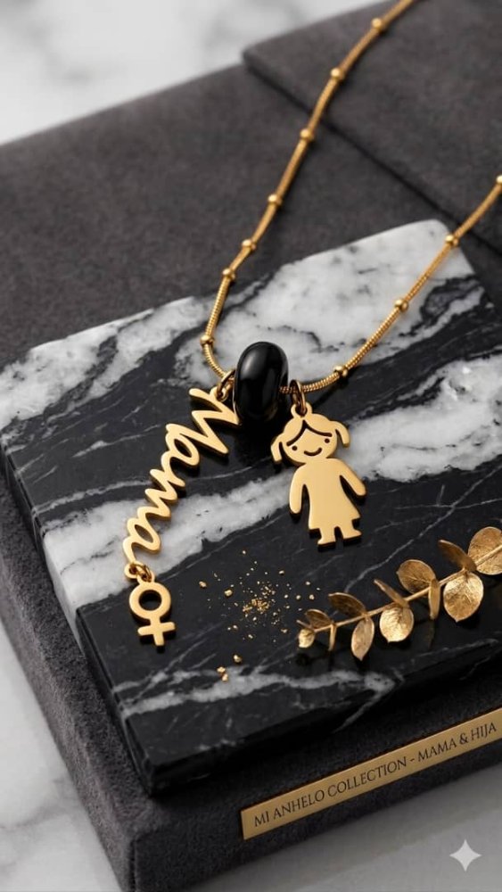 Collar con dije de mama y una niña