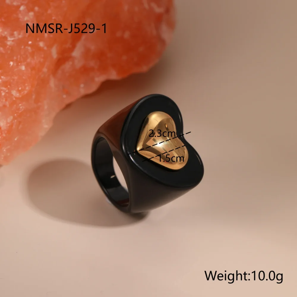 anillo de resina negro de corazon