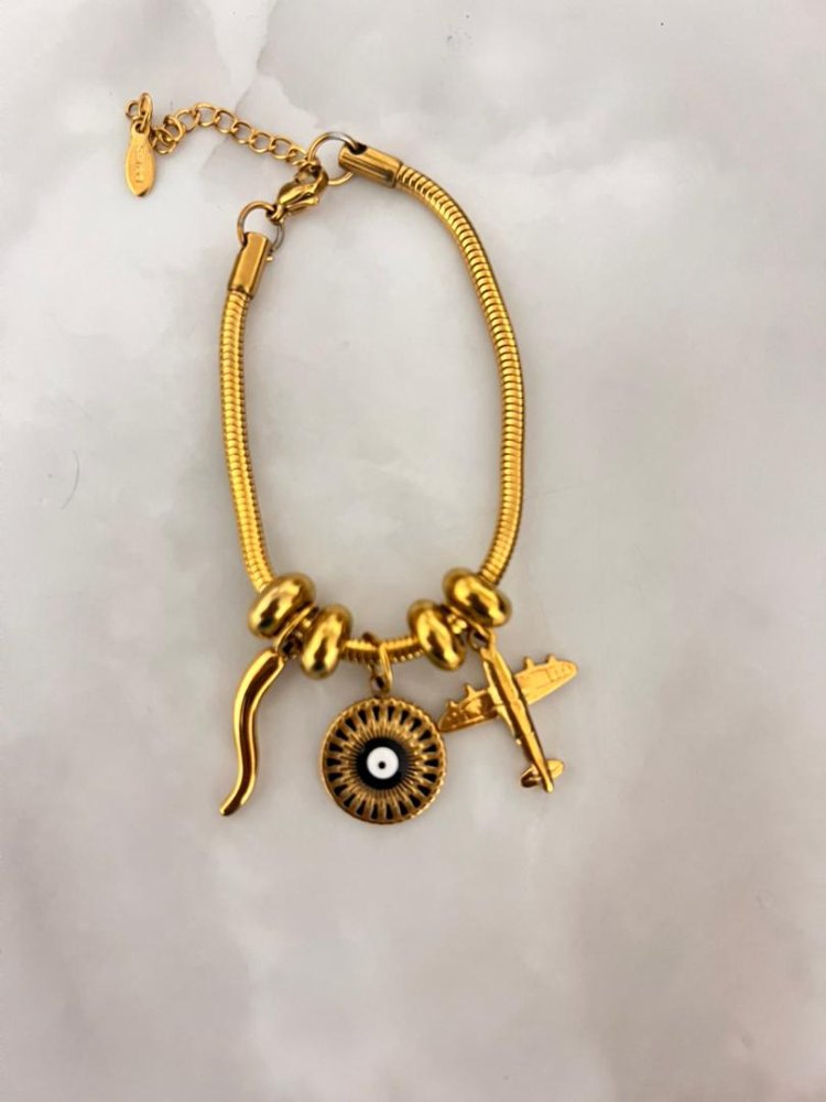 Pulsera con multiples dijes.