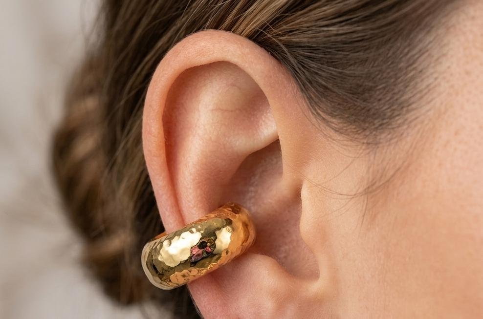Ear cuff dorado con textura