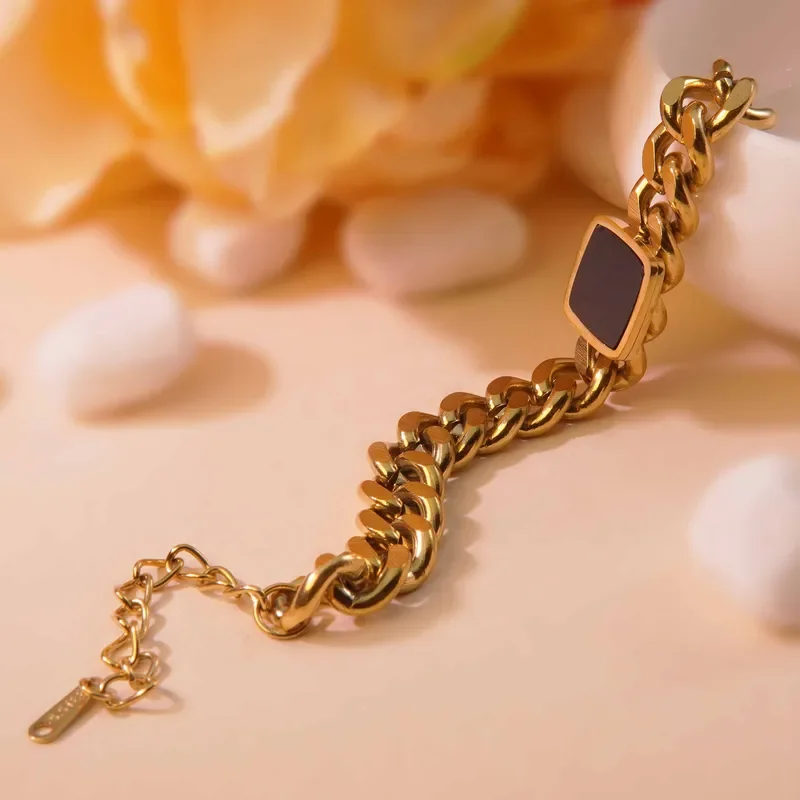 Pulsera cubana gruesa con dije geometrico negro