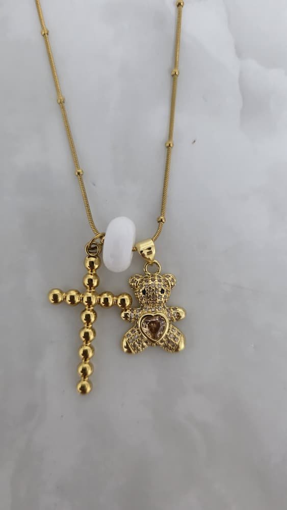 Collar con dije de cruz y oso