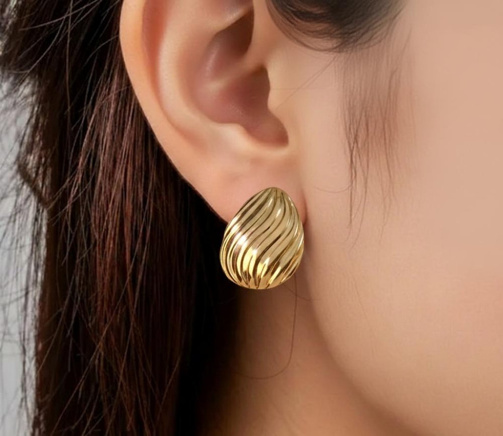 Aretes dorados forma semi ovalada