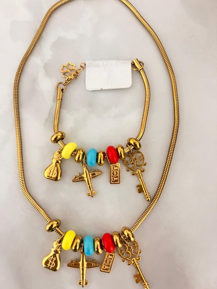 Set de collar y pulsera con multiples dijes