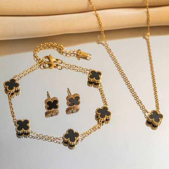 Set de collar, pulsera y zarcillos de trebol color negro