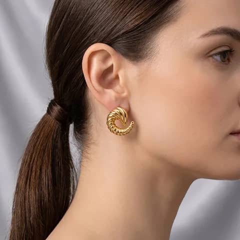 Aretes forma enroscada dorado