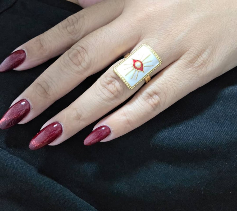 Anillo ojo turco rojo con fondo blanco