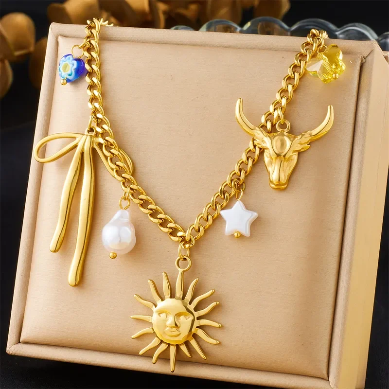 Collar con variedad de dijes.