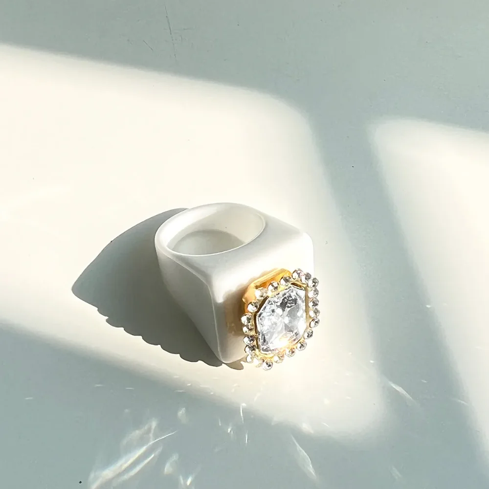 anillo de resina blanco