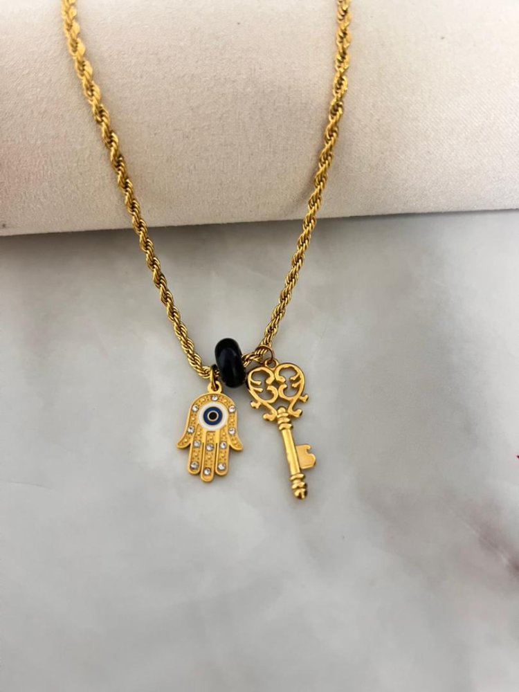 Collar con multiples dijes