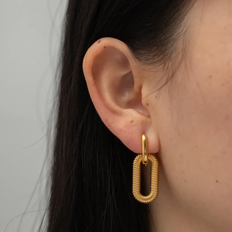 Aretes ovalados dorados