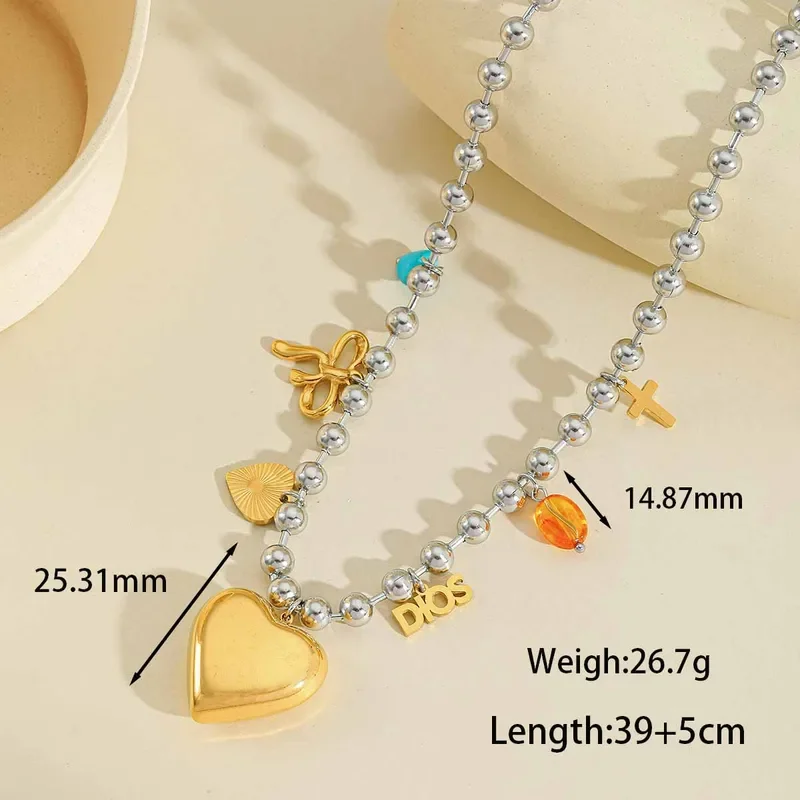 Collar de balines plateados con multiples dijes.
