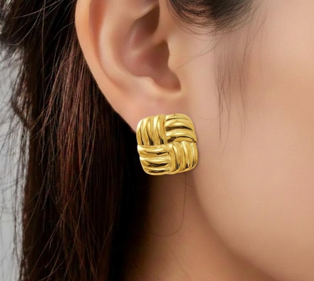 Aretes semi cuadrados dorado