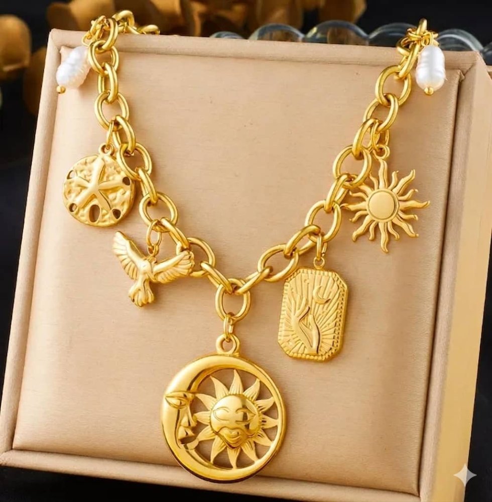 Collar  con dijes de sol y luna
