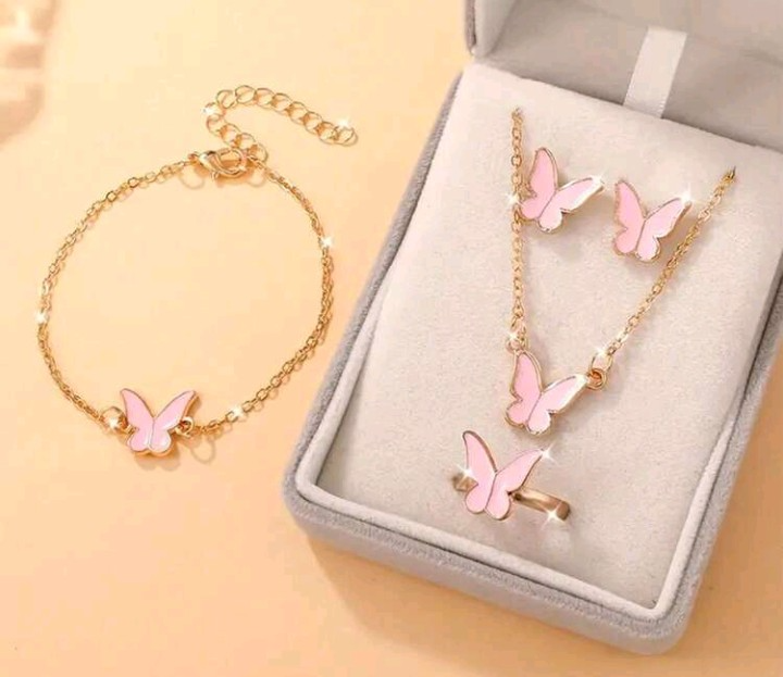 Set 5 piezas Accesorios (Pulsera, collar, par de topitos, anillo)- Rosado mariposa