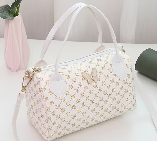 Cartera blanca tipo baul con detalle de mariposa
